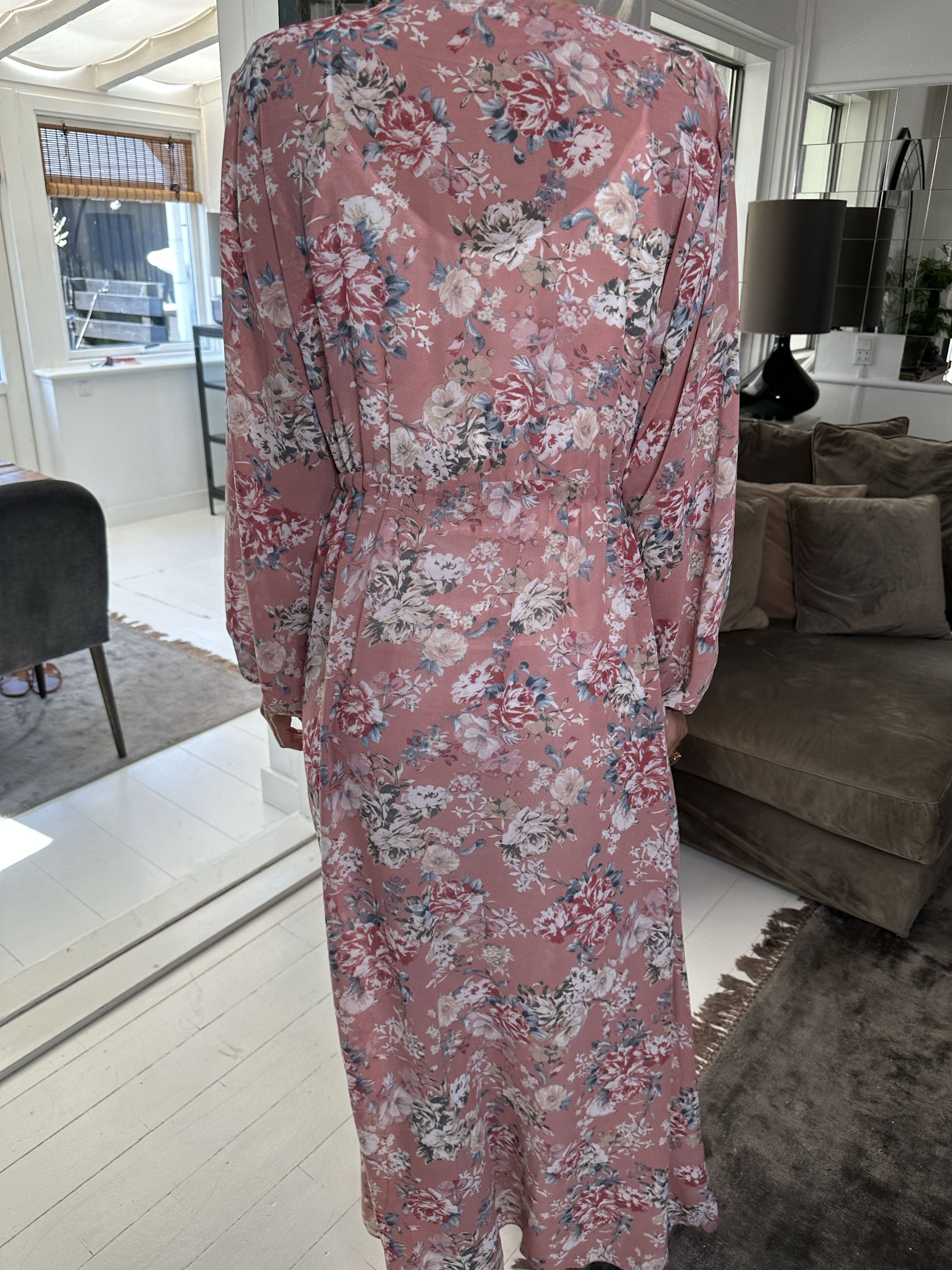 Stine - Söt lång kimono med blommigt tryck